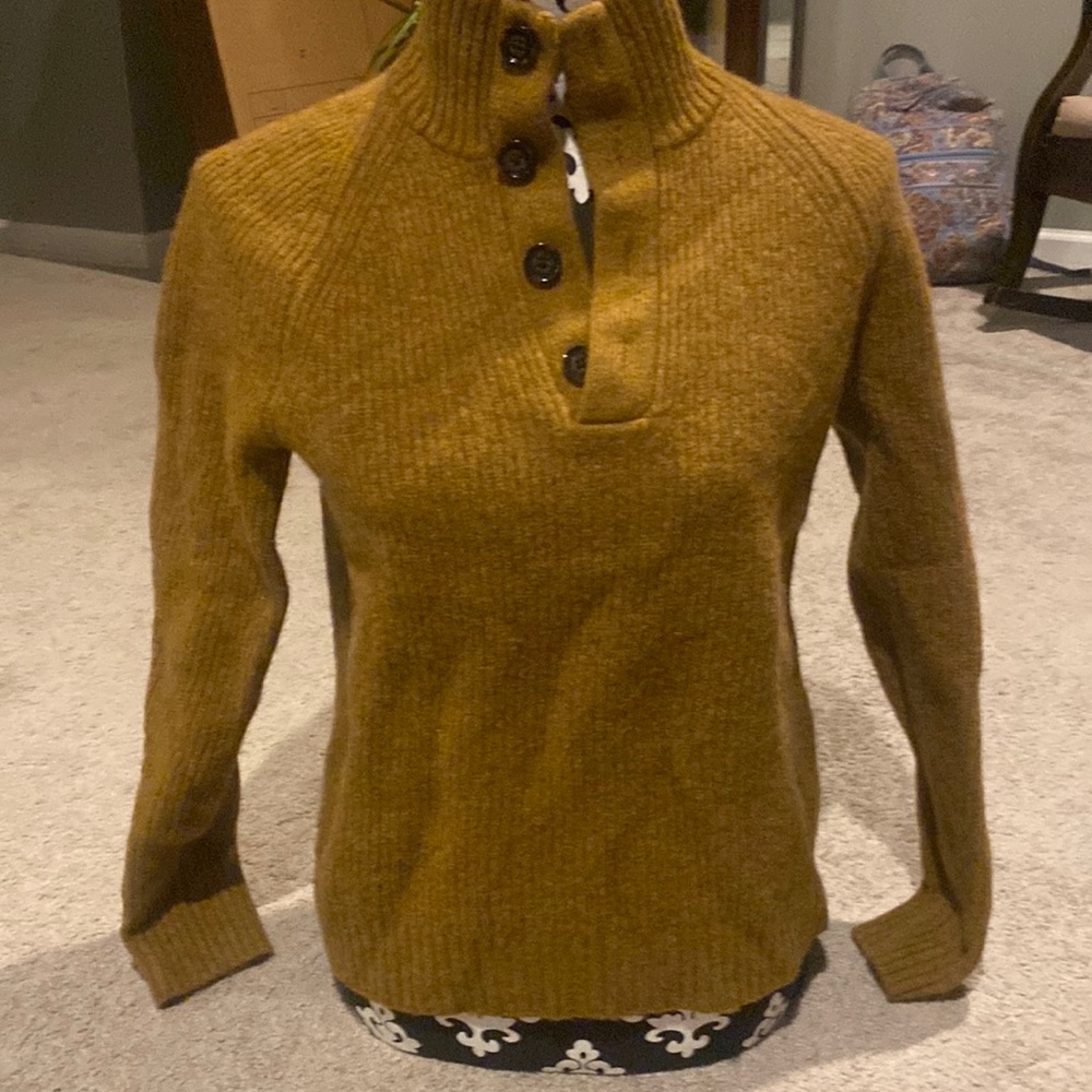 Banana republic sweater with cute buttons ! A honey gold color!